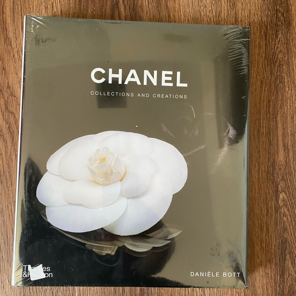 Chanel Book - Picture 5 of 8